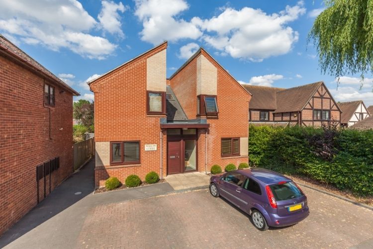 Property photo 1 of 7 Willow Court