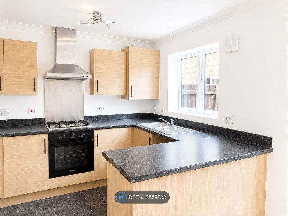 Property photo 3 of 11 Kitchen
