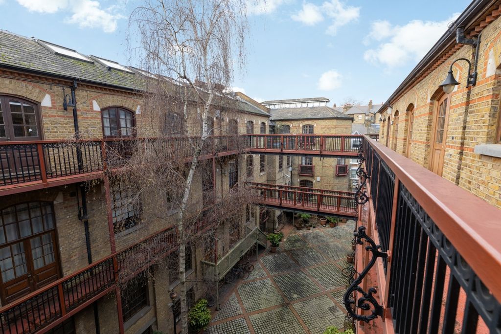 Property photo 2 of 13 Mandeville Courty...