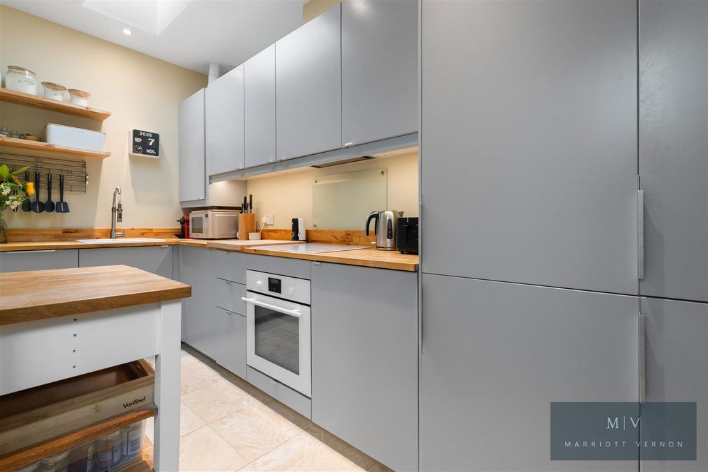 Property photo 3 of 16 Thanescroft Court F7 MV-11.Jpg