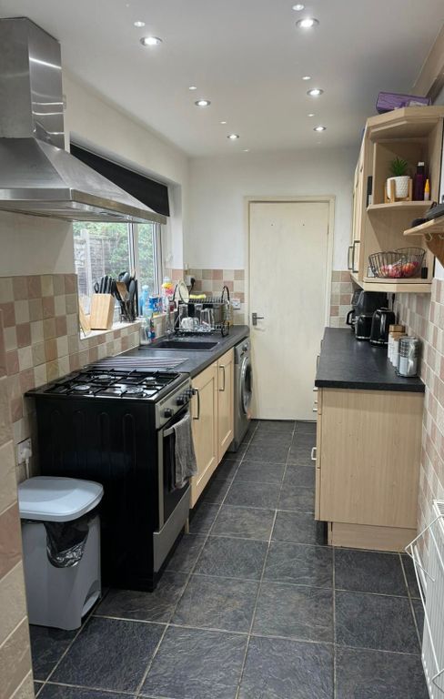 Property photo 2 of 11 Kitchen