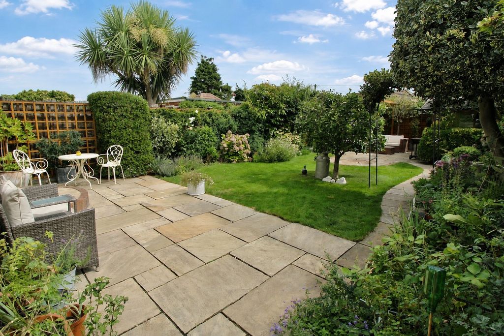 Property photo 2 of 32