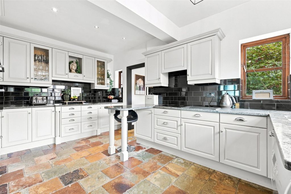 Property photo 2 of 25 Picture No. 32