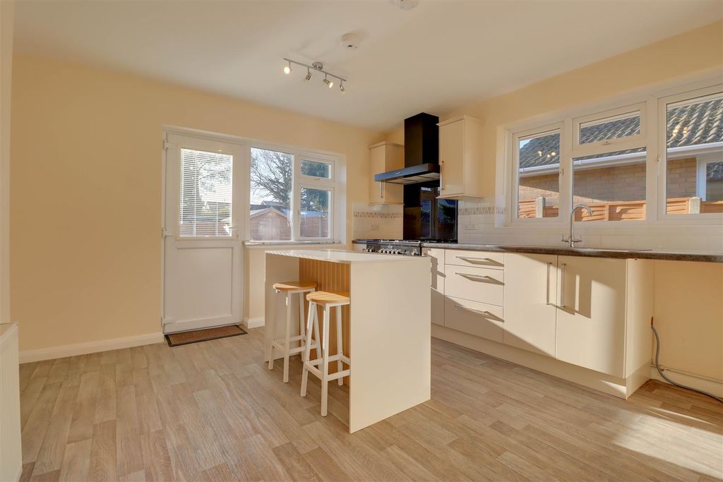 Property photo 3 of 17 9 Oakurst .2-3.Jpg