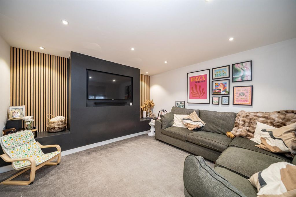 Property photo 3 of 17 33-Tenzing-Road-06101.Jpg