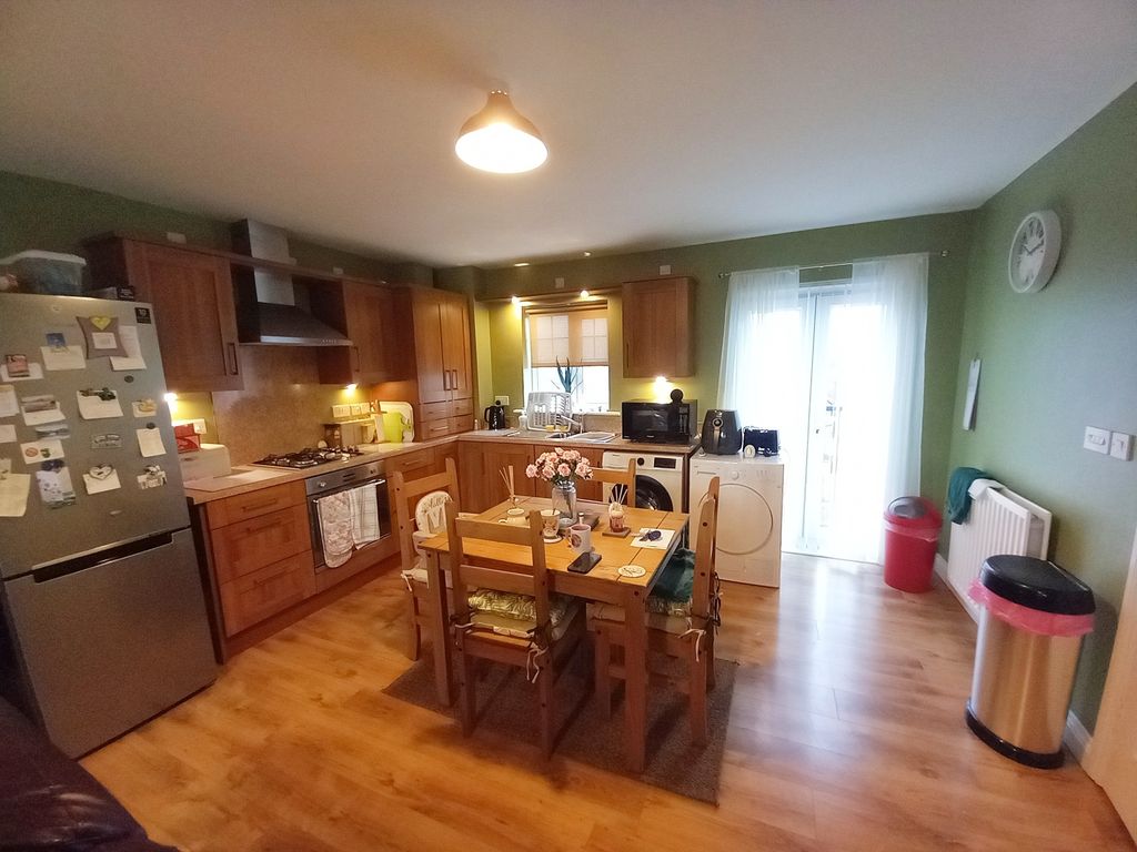 Property photo 3 of 10 Kitchen