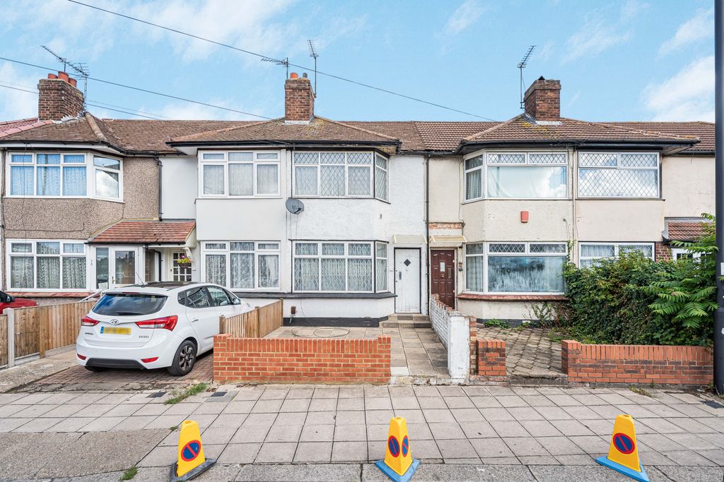 Property photo 1 of 9 2 Bed Mid-Terraced House For Sale Goodwin Road, London N9 0En