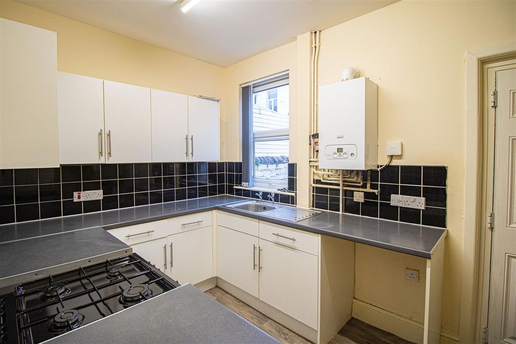 Property photo 3 of 9 Kitchen
