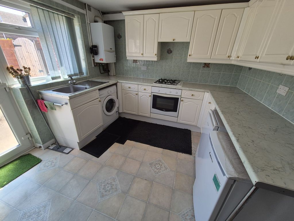 Property photo 3 of 10 Kitchen