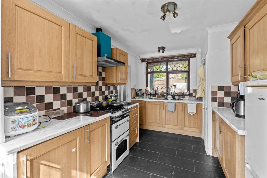 Property photo 2 of 12 84-Buckinghamrd-012.Jpg