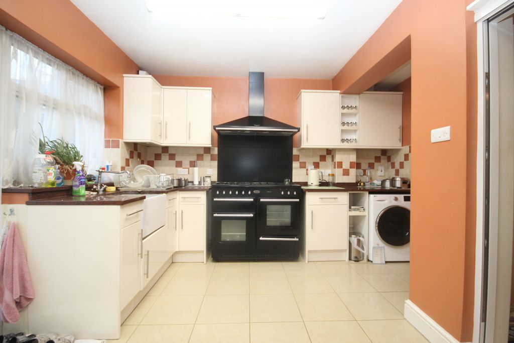 Property photo 1 of 12 Central Road, Wembley, Middlesex Ha0