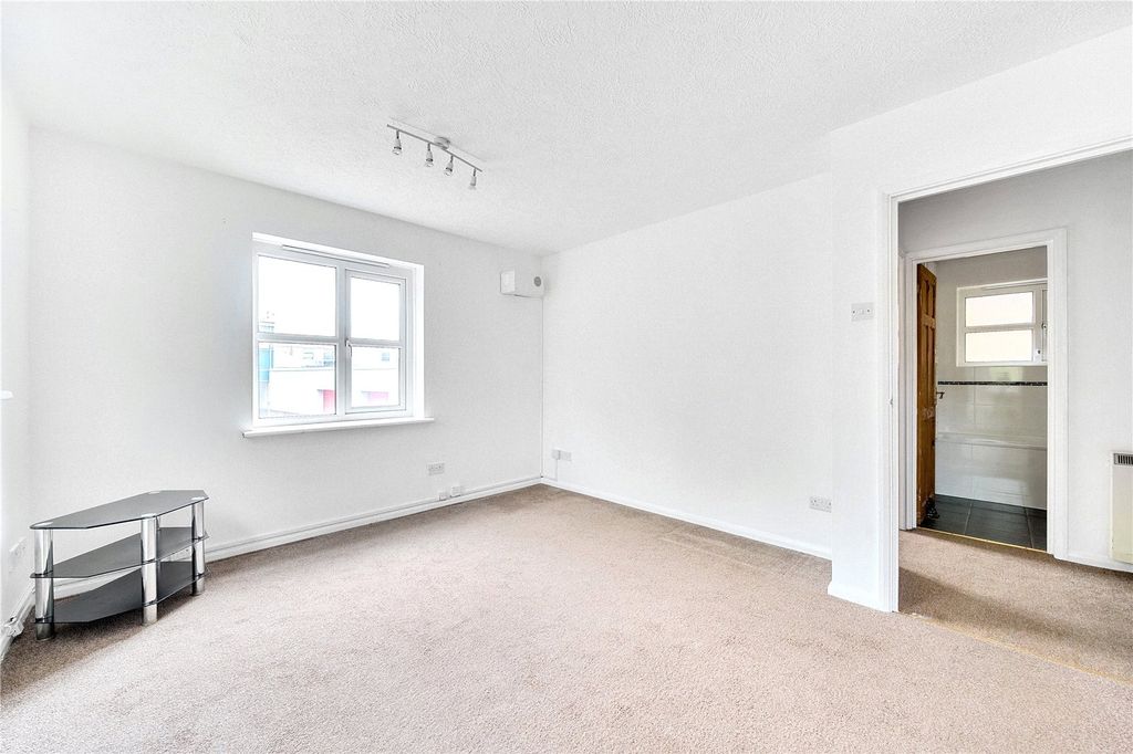 Property photo 3 of 18 Picture No. 17