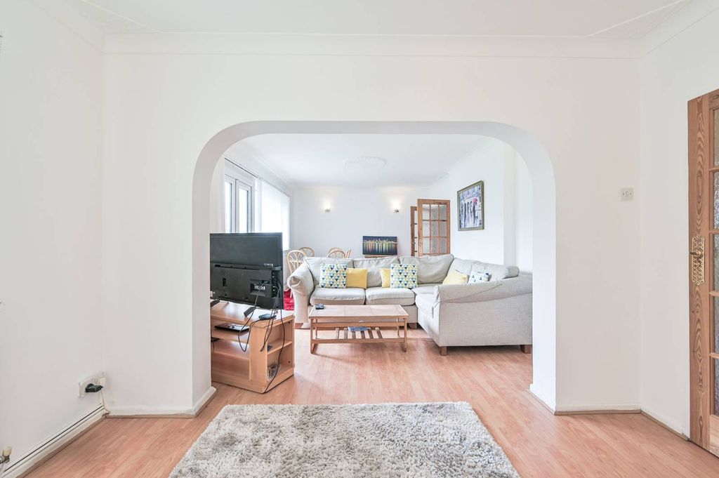 Property photo 2 of 9