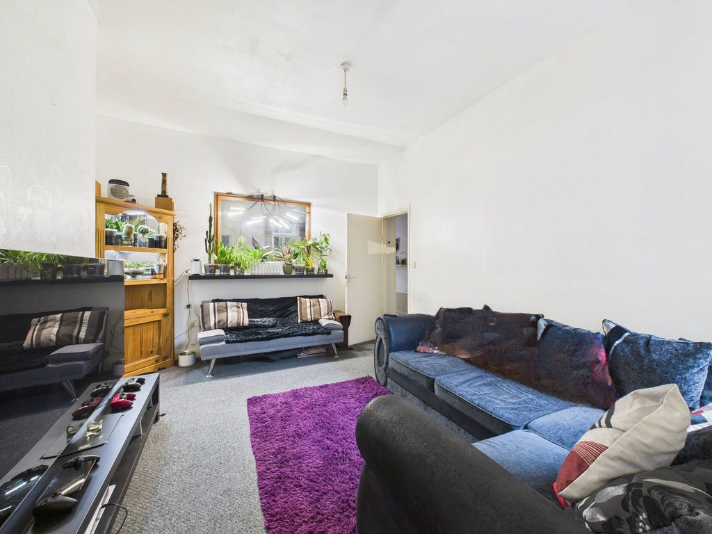 Property photo 2 of 8 Lounge