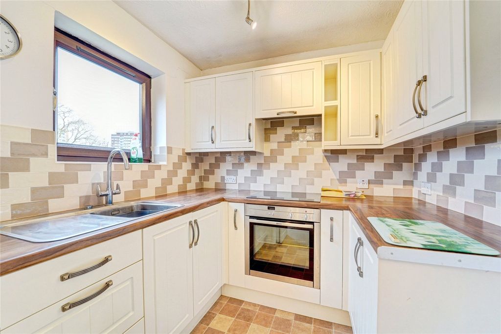 Property photo 3 of 9 Kitchen