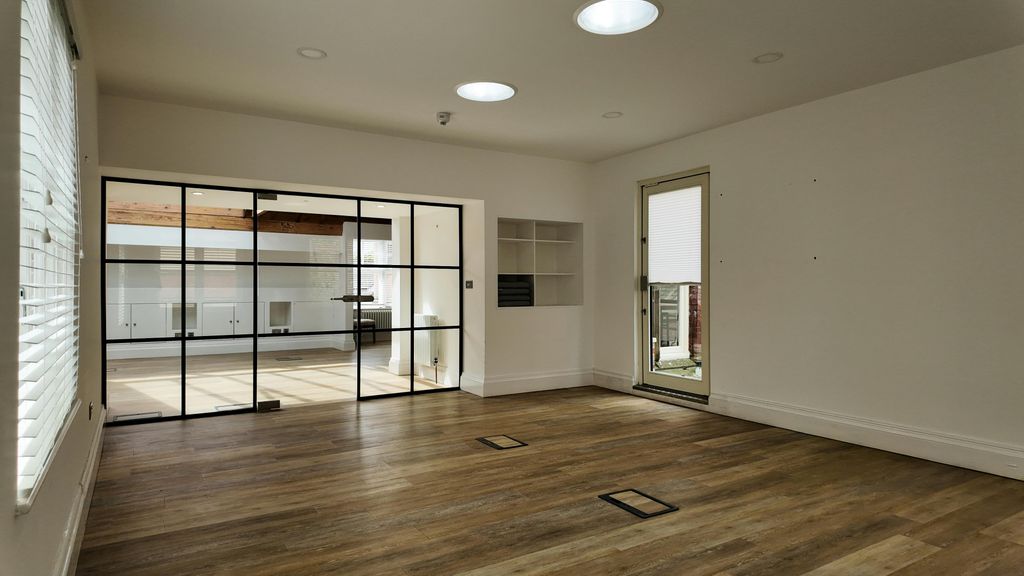 Property photo 2 of 15 Derwent Room.8.Jpg
