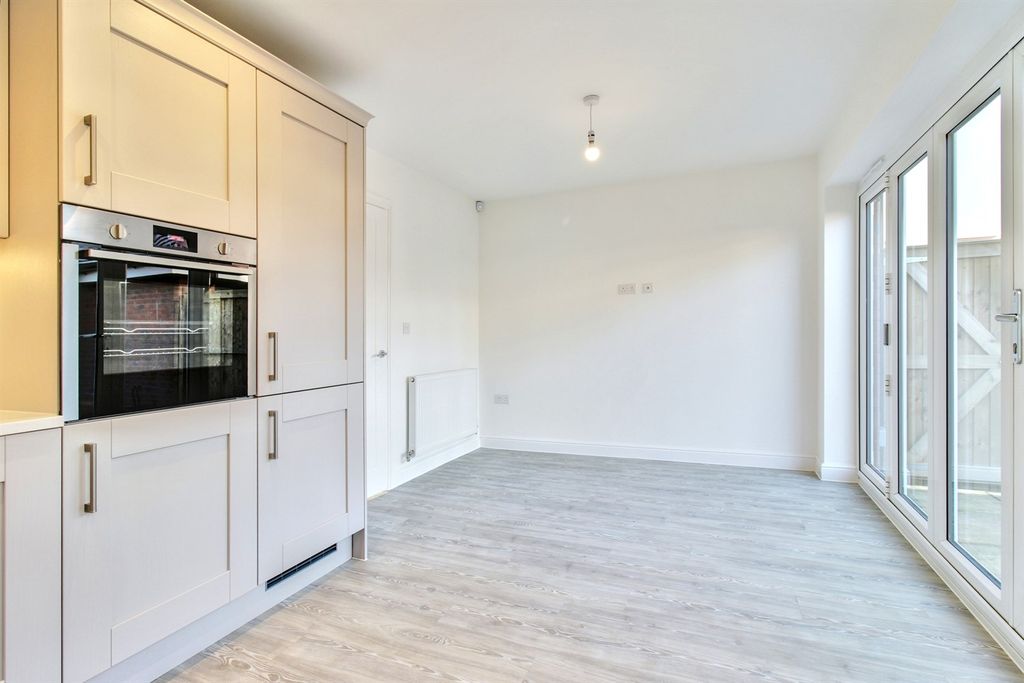 Property photo 3 of 10 Kitchen