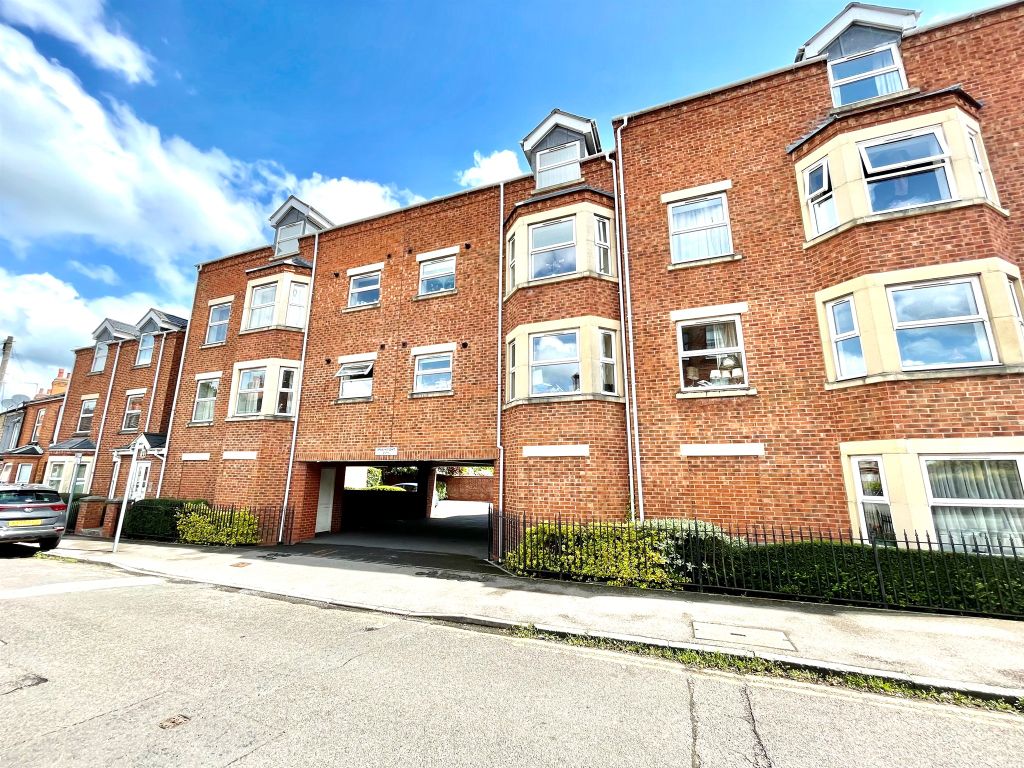2 bed flat for sale Rugby