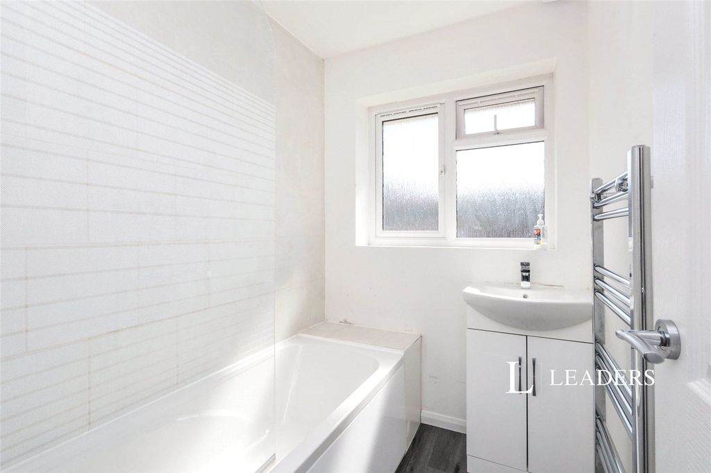 Property photo 3 of 10 Bathroom
