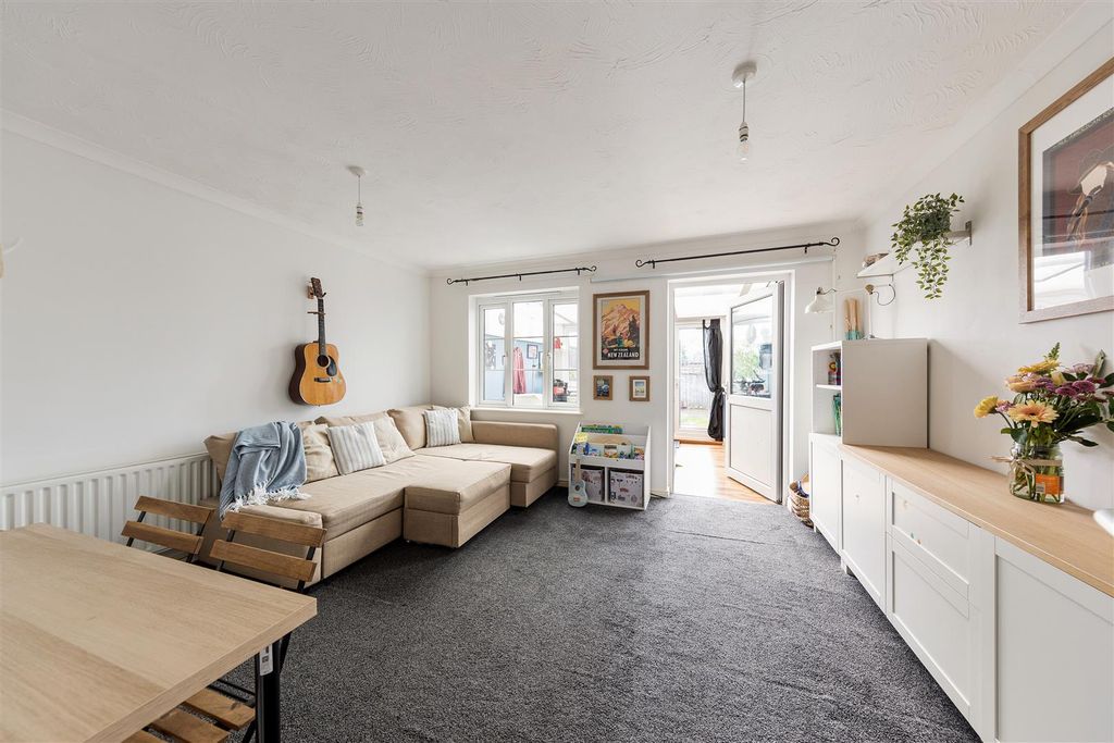 Property photo 2 of 17 Forster Close, Ig8