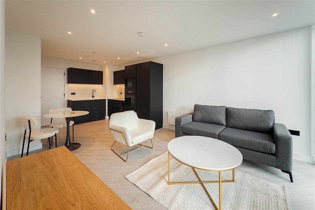 Property photo 2 of 12 (Thumbnail)
