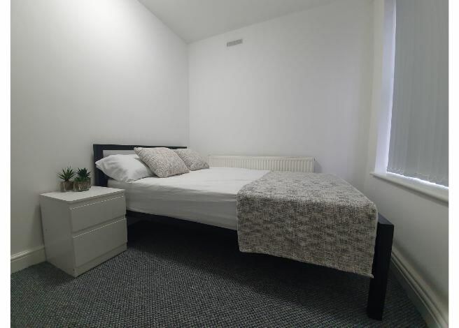 Property photo 3 of 5 A Spacious And Well-Lit Double Bedroom Featuring A...