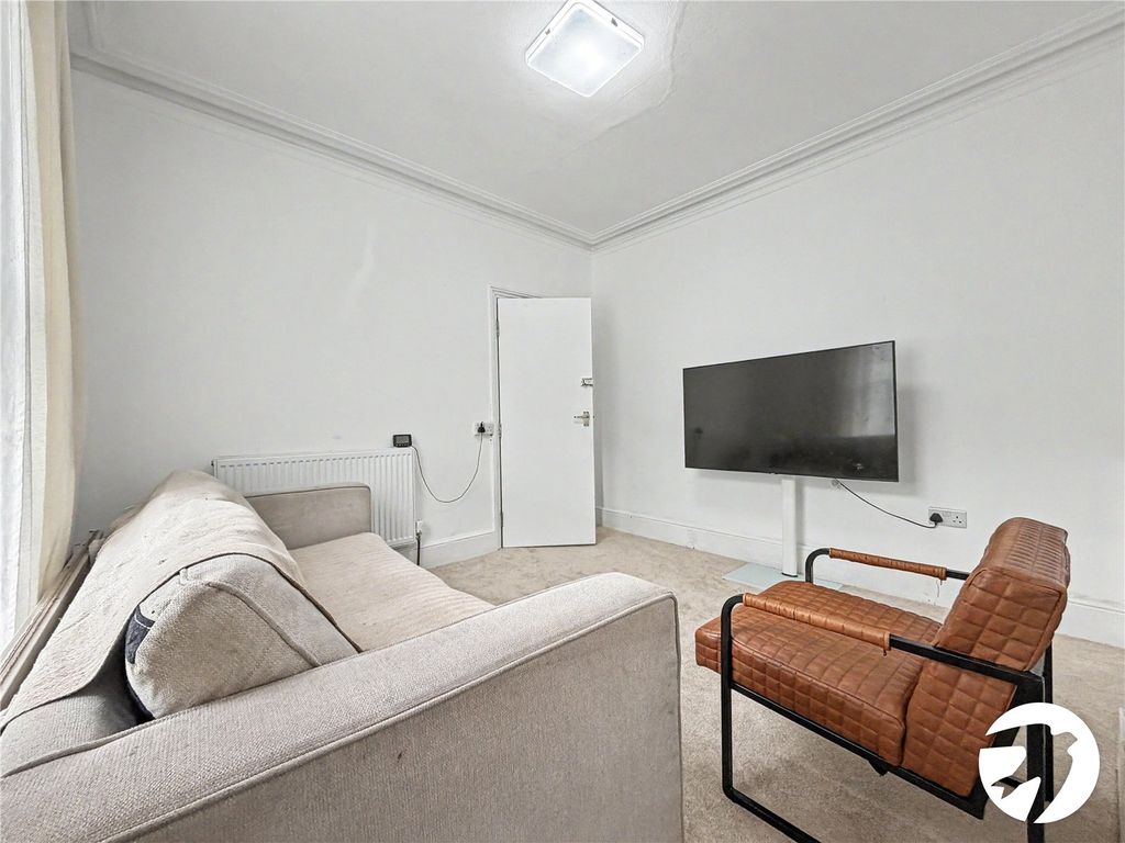 Property photo 3 of 11 Lounge
