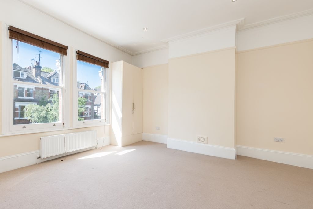 Property photo 2 of 9 Christchurch Road...