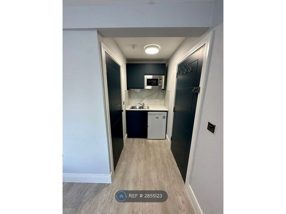 Property photo 3 of 6 Room 1 Kitchenette