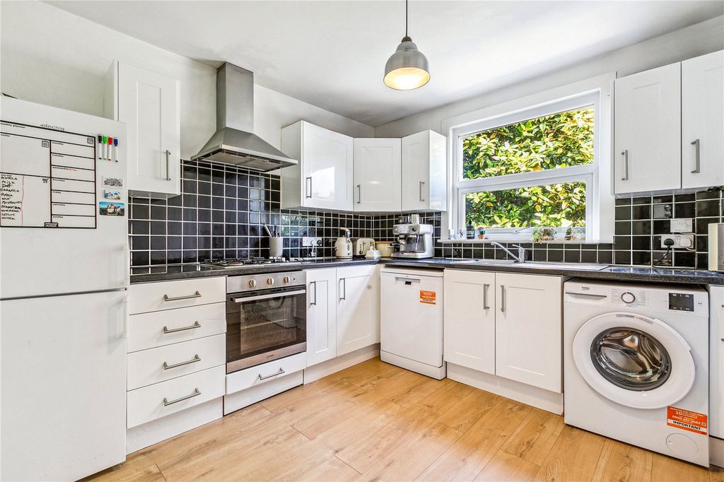 Property photo 2 of 8 Picture No. 18