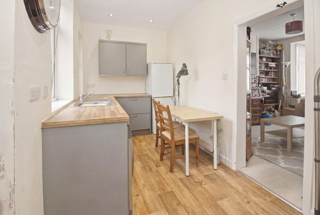 Property photo 3 of 6 Kitchen