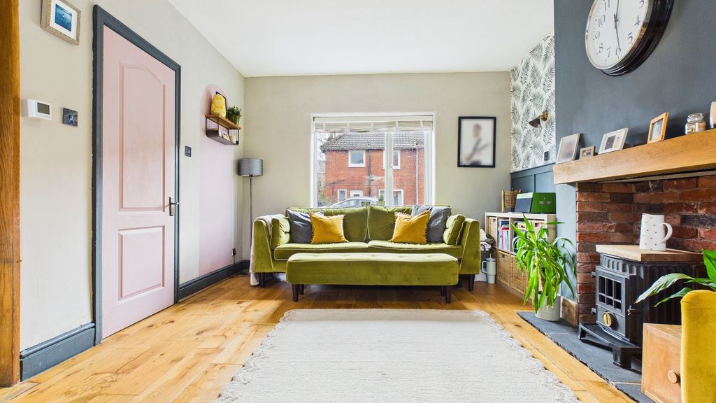 Property photo 1 of 17 Lounge