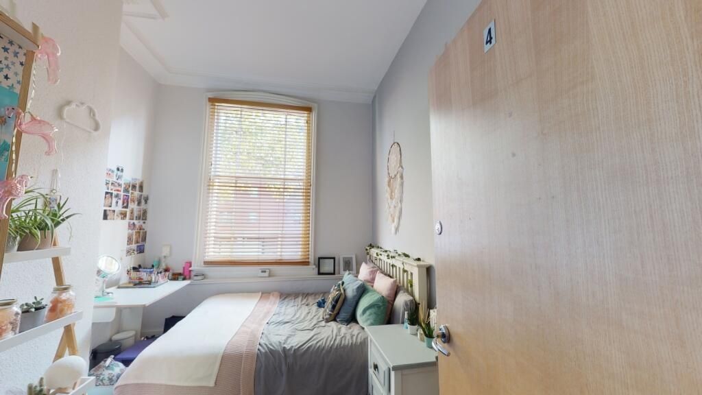 Property photo 1 of 13 A Bright And Tidy Double Bedroom Featuring A Comfo...