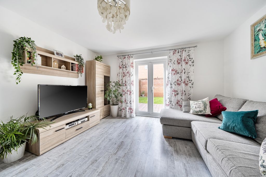 Property photo 3 of 17 Lounge