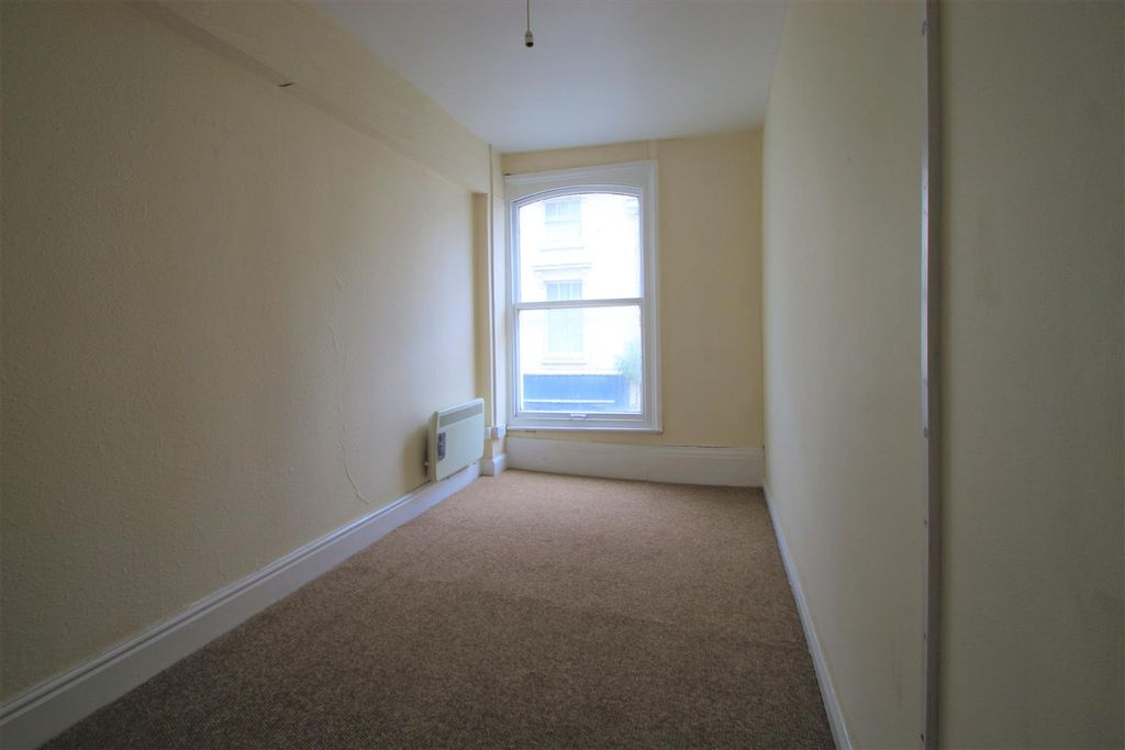 Property photo 3 of 6 Bedroom .Jpg