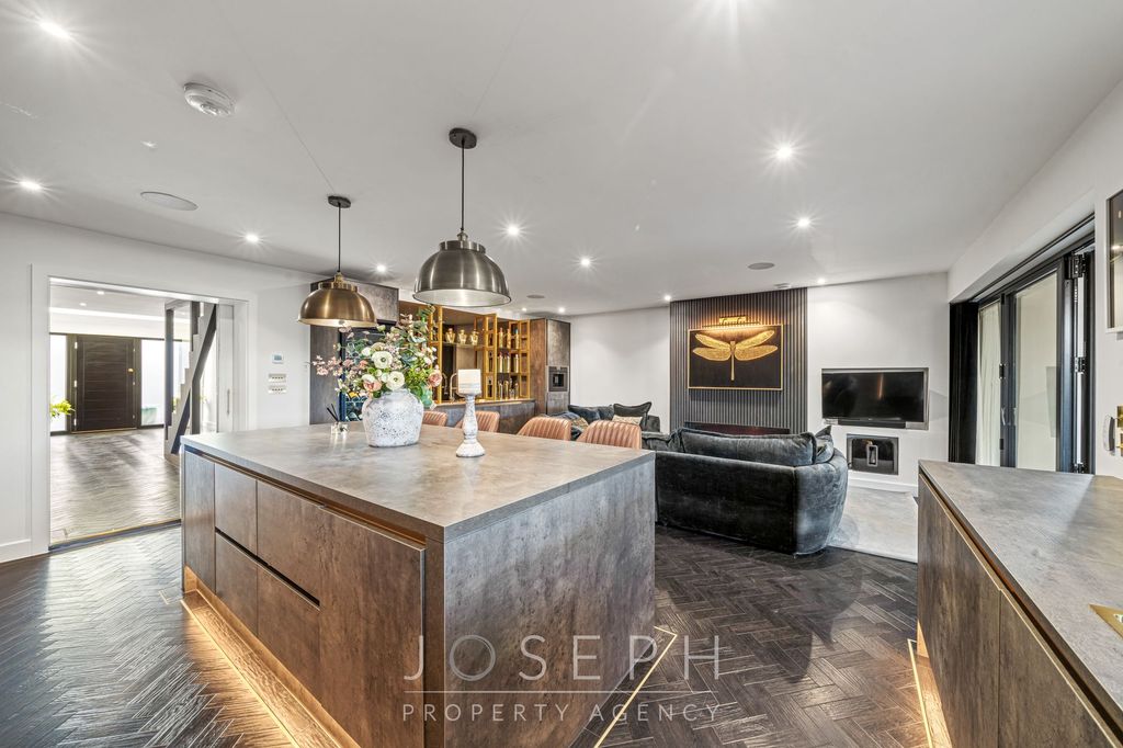 Property photo 2 of 36