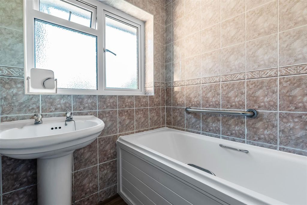 Additional image 6 of 2 bed maisonette for saleMinchin Close, Leatherhead KT22