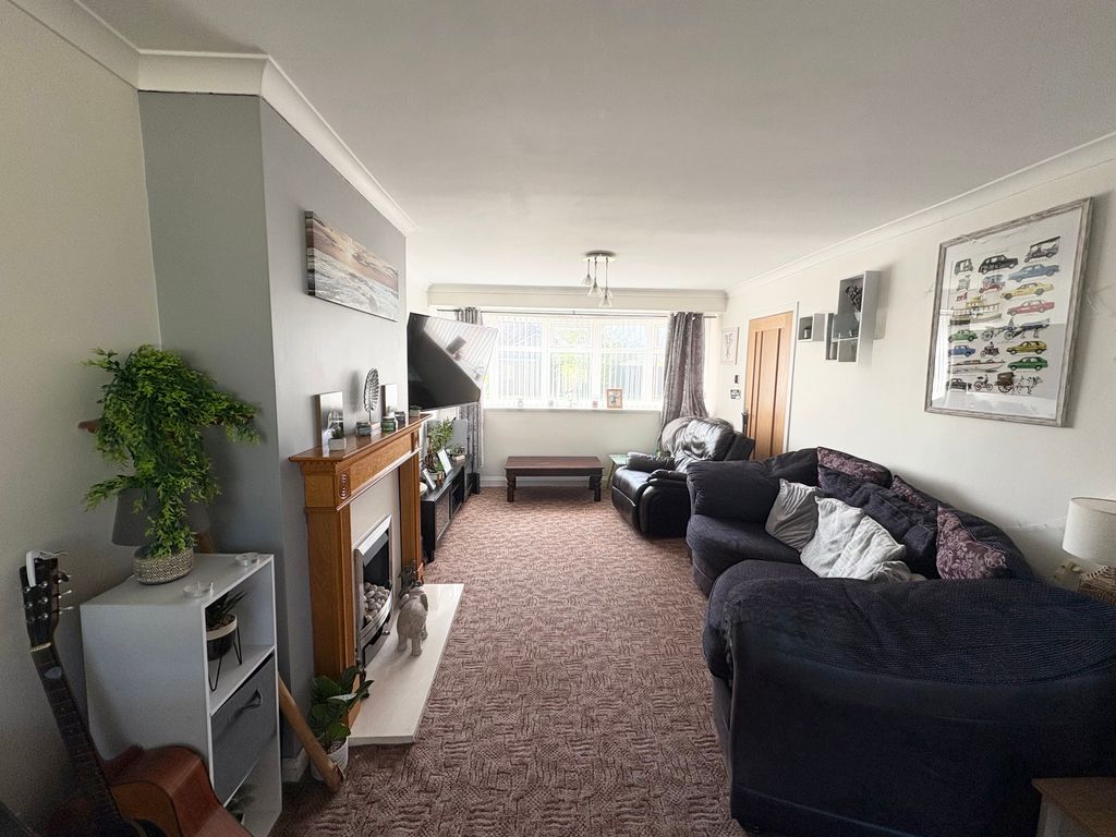 Property photo 2 of 32 Lounge