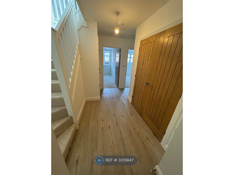 Property photo 2 of 9 Hallway