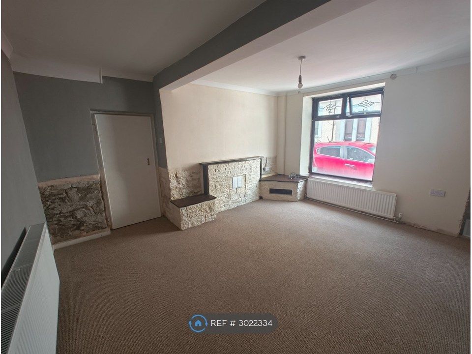 Property photo 3 of 14 Living Room (2}