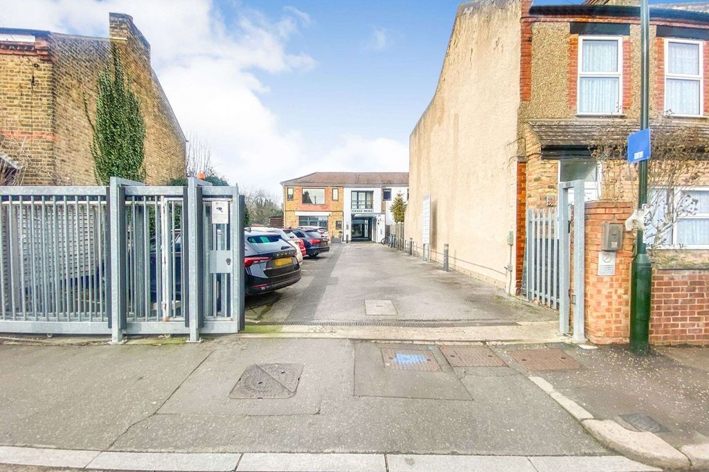 Property photo 1 of 5 Crane Mews, Gould Road, Twickenham, London Tw2 6Rs