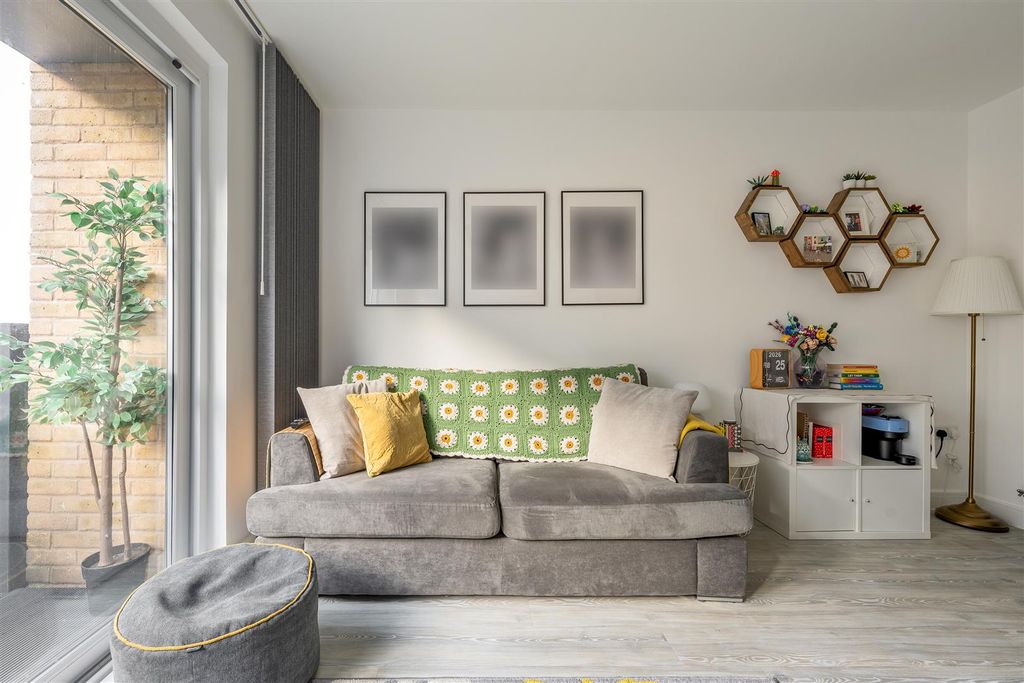 Property photo 2 of 19 Hoffmans Road, E17