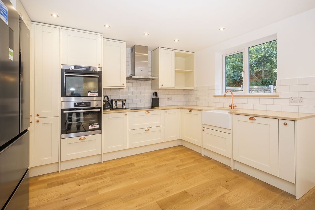 Property photo 1 of 19 King George Squar...