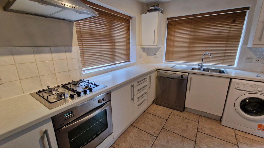 Property photo 3 of 19 Kitchen