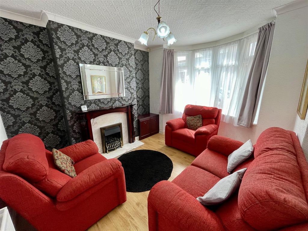 Property photo 2 of 10 Lounge