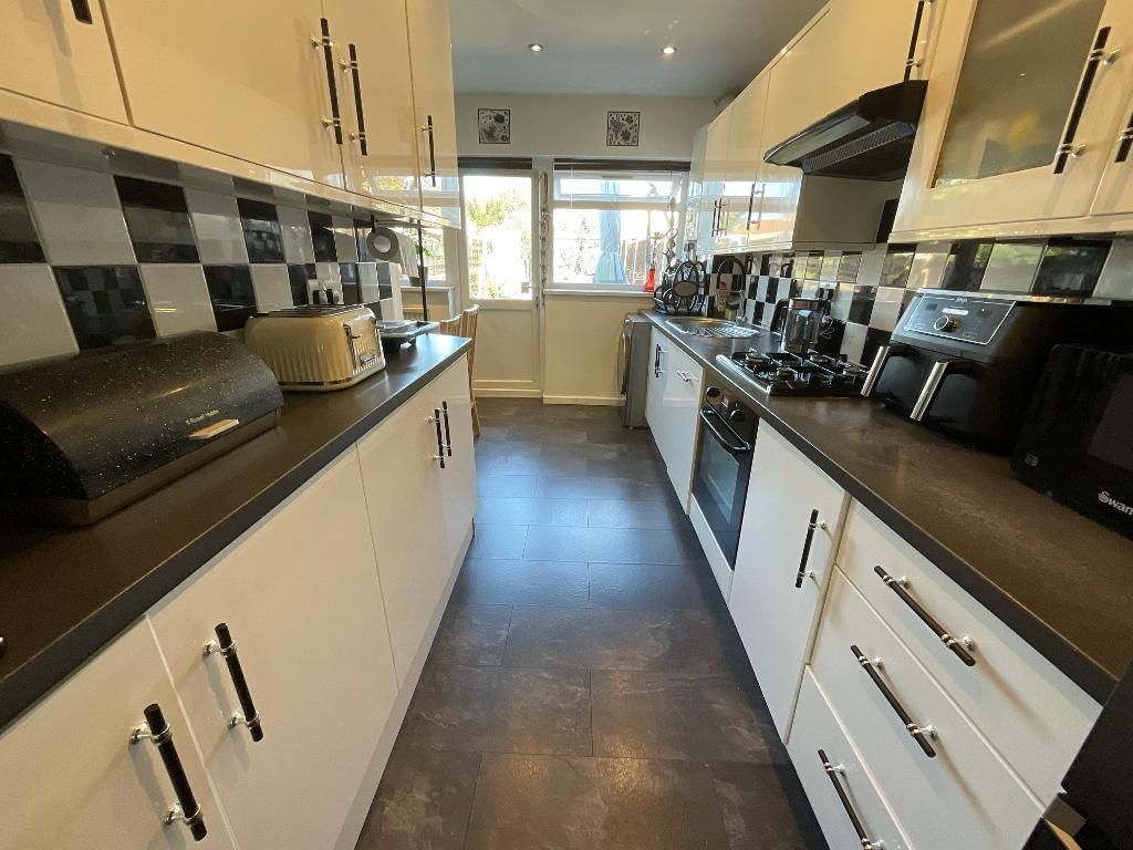 Property photo 1 of 20 L-Shaped Kitchen/Diner 14'3 x 6'4> 12'