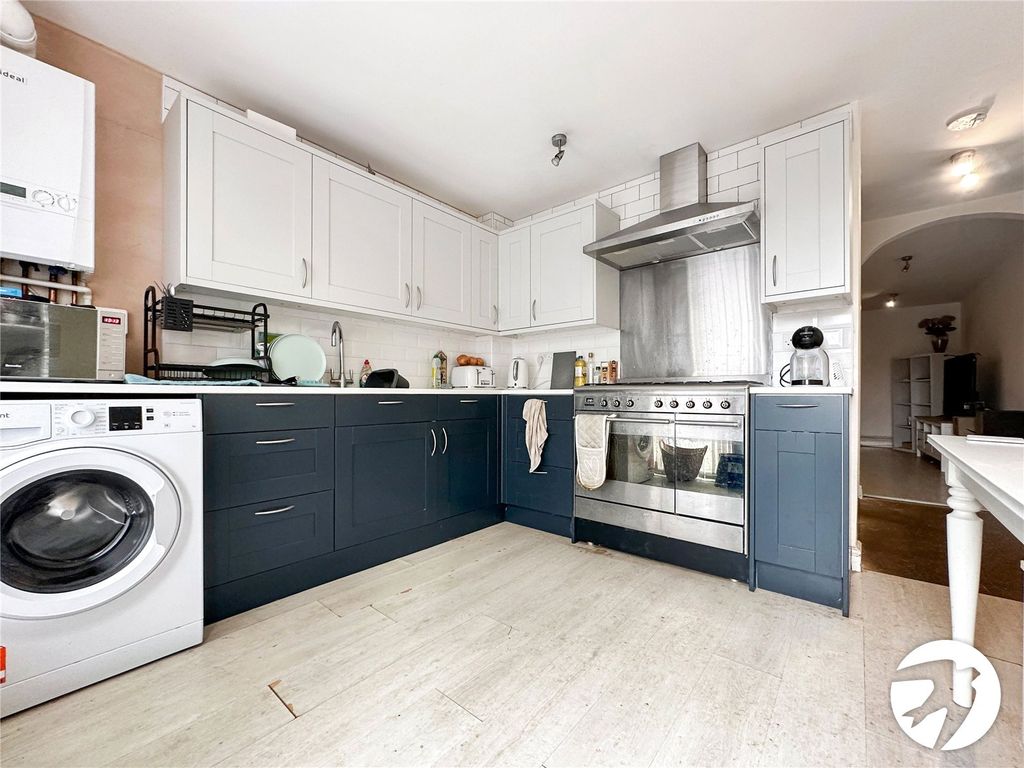 Property photo 2 of 11 Kitchen