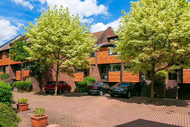 Property photo 2 of 18 Mallard Place, Strawberry Hill