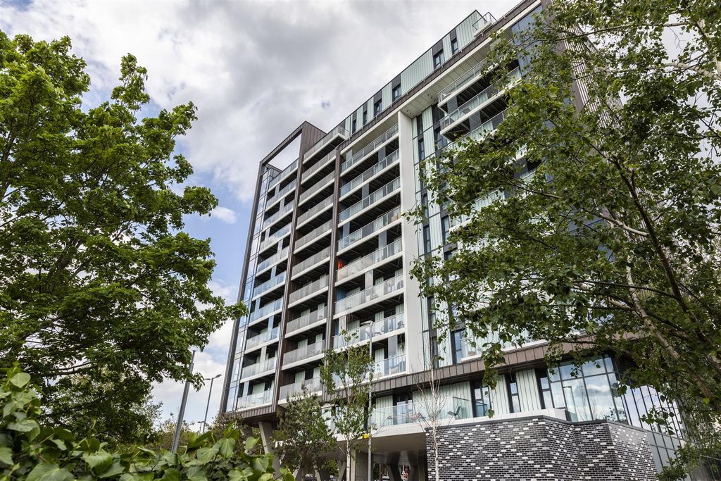 Property photo 1 of 20 Station Approach, E17