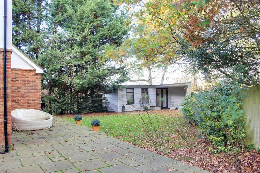 Additional image 13 of 5 bed detached house for salePeplins Way, Brookmans Park AL9